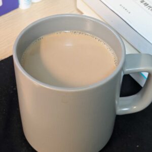 机の上のカフェインレスコーヒー。